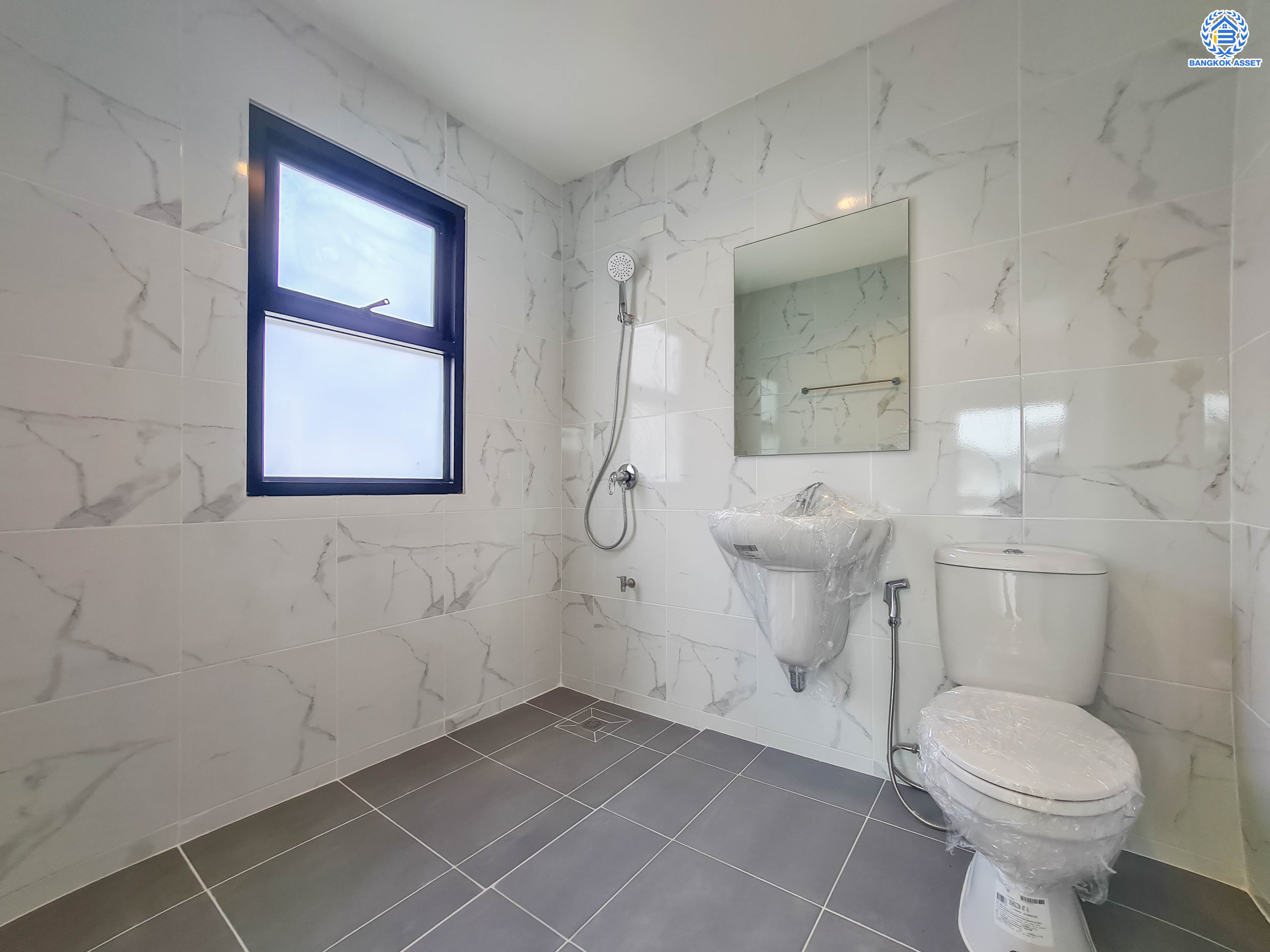 บ้านมือสองตกแต่งใหม่ แบรนด์ LH โครงการ ชัยพฤกษ์ บางบัวทอง หลังใหญ่ เนื้อที่ 55.2 ตร.ว. ฟังก์ชัน 3 ห้องนอน 3 ห้องน้ำ 1 ห้องอเนกประสงค์ พร้อม Facilities ครบครัน บนทำเลเดินทางสะดวก ติดถนนบางกรวย-ไทรน้อย ใกล้เซ็นทรัลเวสต์เกต และรถไฟฟ้าสายสีม่วง "สถานีบางพลู"